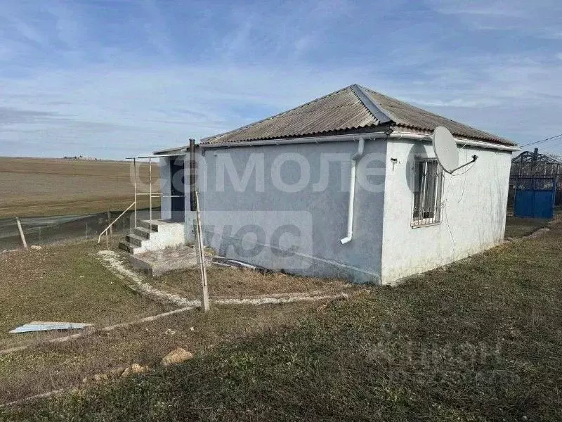 Дом в Крым, Сакский район, с. Суворовское ш. Красноярское (66 м) - Фото 1