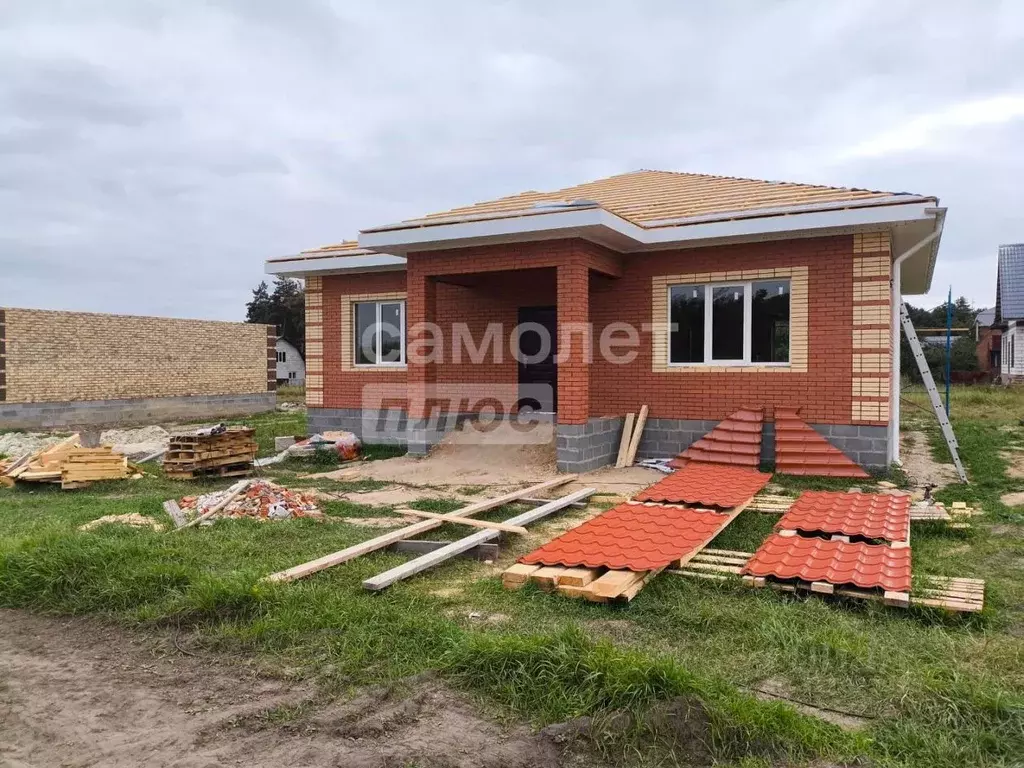 Дом в Курская область, Октябрьский район, Большедолженковский ... - Фото 0