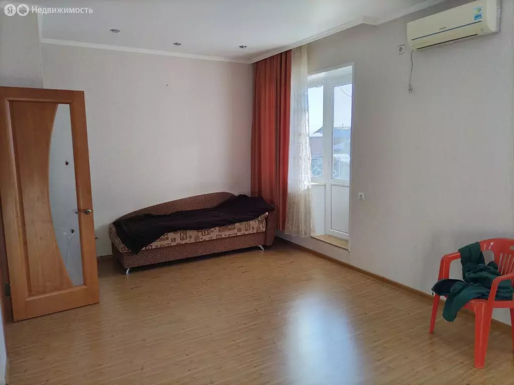 Дом в Александровка, Октябрьская улица (270 м) - Фото 1