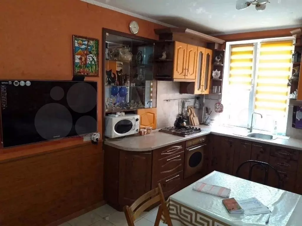 Комната 100 м в 3-к., 1/1 эт. - Фото 0