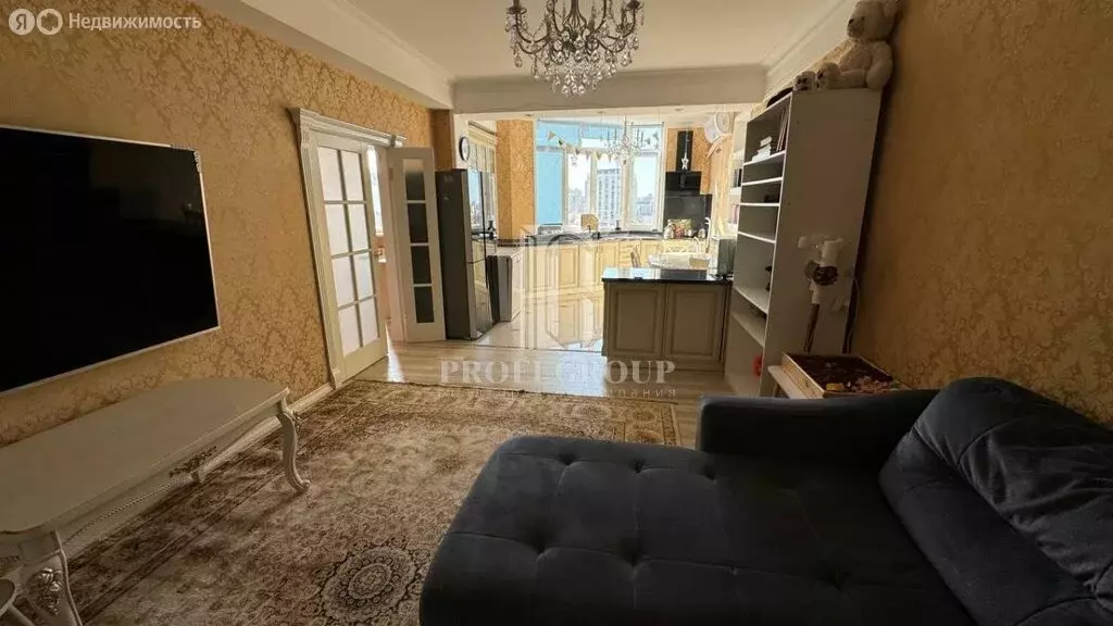 3-комнатная квартира: Махачкала, улица Ирчи Казака, 46 (100 м) - Фото 0