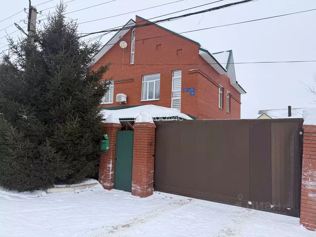 Дом в Башкортостан, Уфа пос. 8 Марта, Взлетная ул., 14 (350 м) - Фото 1