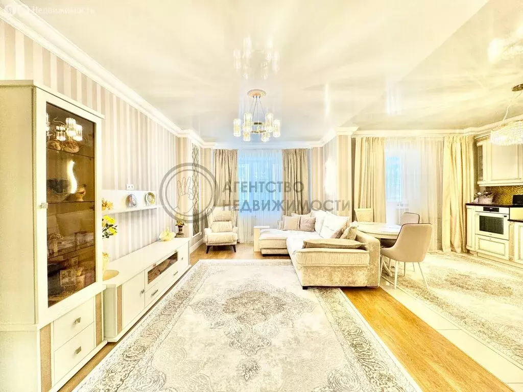 3-комнатная квартира: Казань, улица Адоратского, 1А (99 м) - Фото 1