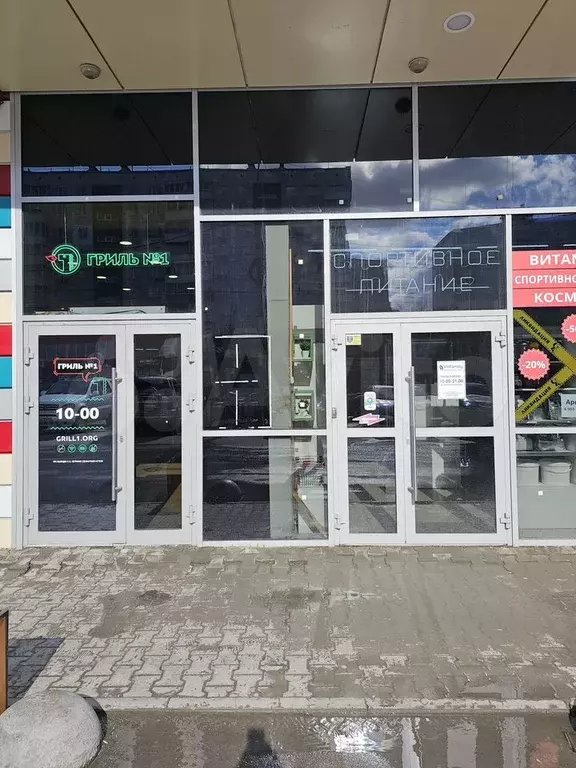 Торговое в ТЦ на ул.Бориса Богаткова, 46 м2, 1 этаж, отд.вход, витрина - Фото 1