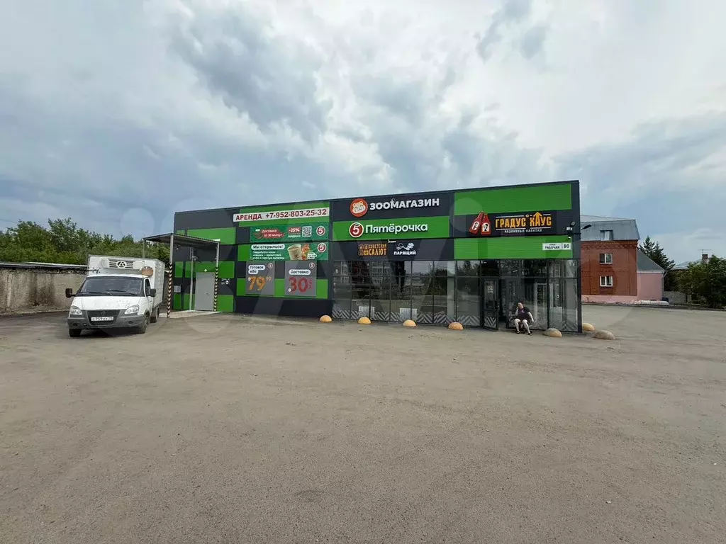 Торговое на входе в Пятерочку, 50.3 м - Фото 1