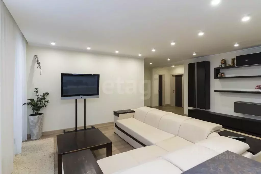 3-к кв. Тюменская область, Тюмень ул. Раушана Абдуллина, 3 (117.8 м) - Фото 1