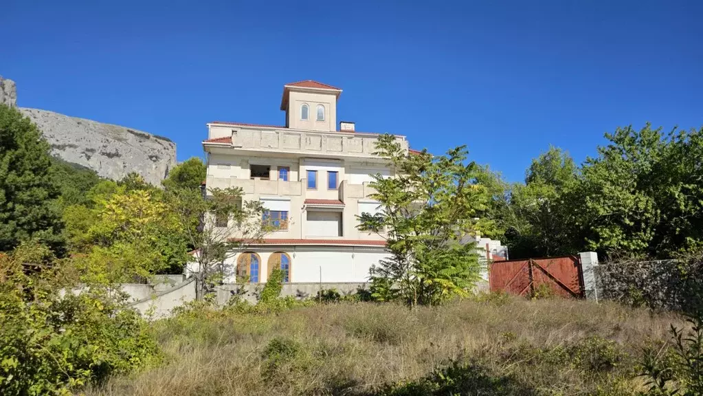 Дом в Крым, Ялта муниципальный округ, пос. Олива ул. Победы, 14 (555 ... - Фото 1