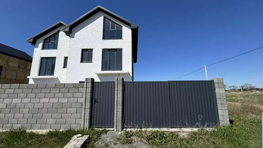 Дом в Крым, Сакский район, с. Уютное ул. Гурзуфская (145 м) - Фото 1