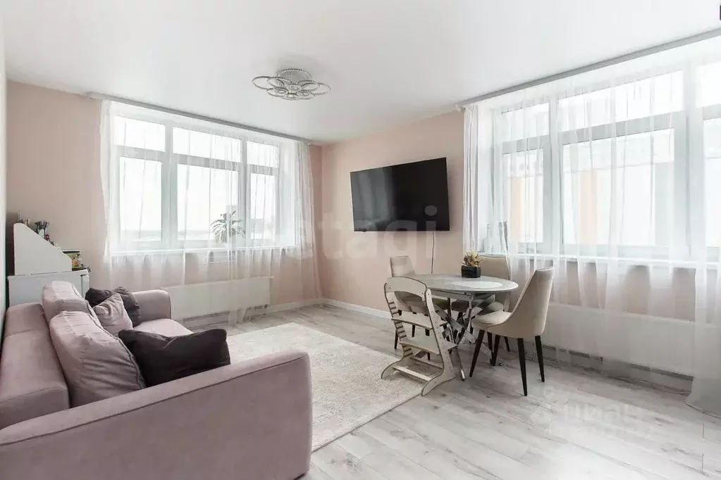 2-к кв. Тюменская область, Тюмень ул. Тимофея Чаркова, 83 (56.4 м) - Фото 1