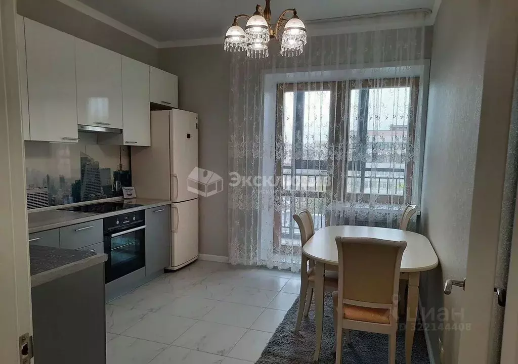 2-к кв. Тюменская область, Тюмень ул. 50 лет Октября, 4 (63.8 м) - Фото 1