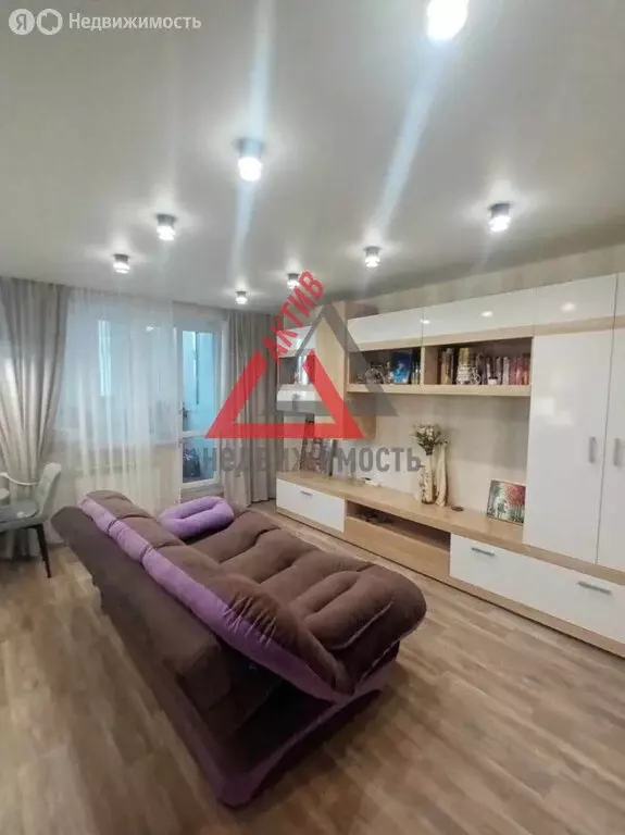 4-комнатная квартира: Каменск-Уральский, улица Суворова, 38 (83.4 м) - Фото 0