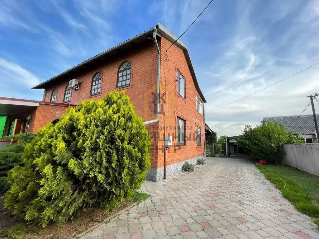 Дом в Краснодарский край, Ленинградская ст-ца ул. Заречная, 4 (300 м) - Фото 1