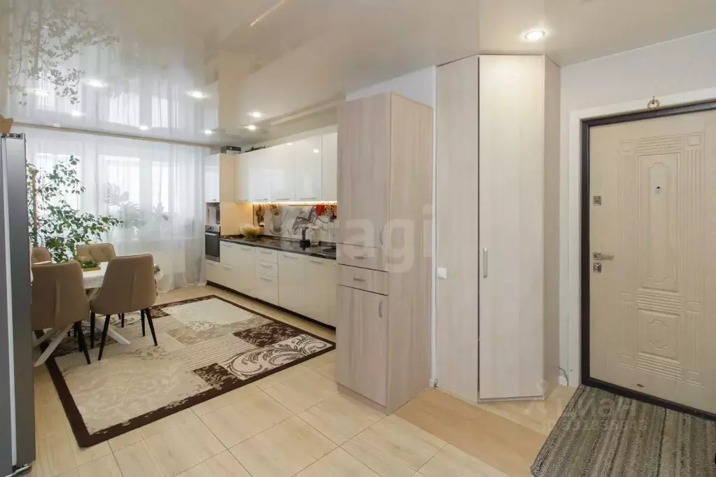 3-к кв. Тюменская область, Тюмень ул. Федюнинского, 60к2 (92.4 м) - Фото 1