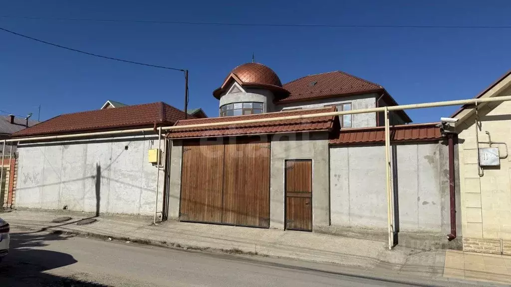Дом в Дагестан, Каспийск ул. Калинина, 2Л (450 м) - Фото 1