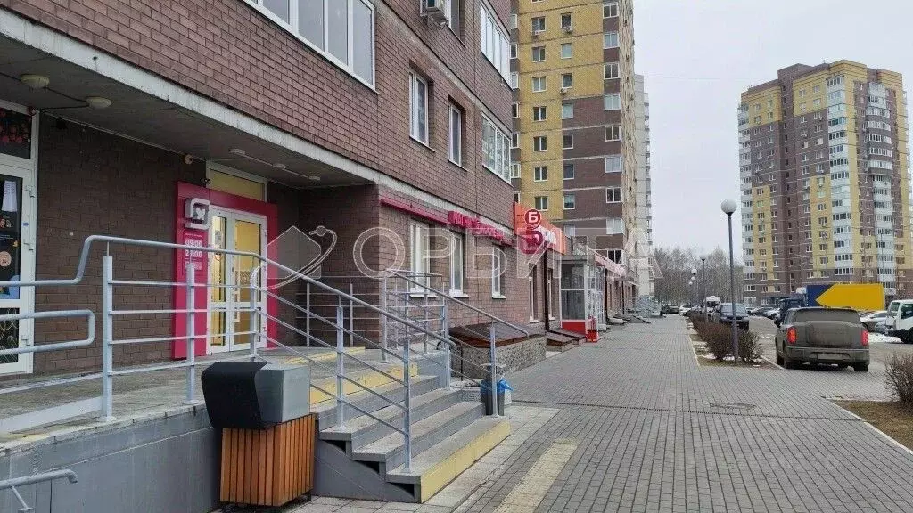 Торговая площадь в Тюменская область, Тюмень ул. Мельникайте, 2к9 (68 ... - Фото 1