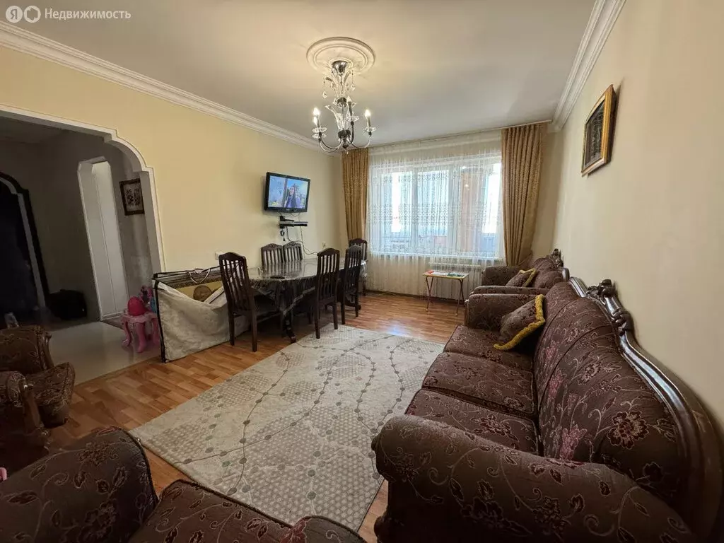 3-комнатная квартира: Нальчик, улица Тарчокова, 56 (90 м) - Фото 1