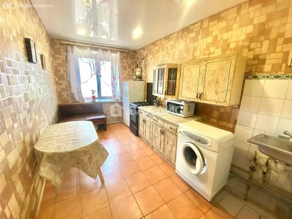 3-комнатная квартира: Майский, Садовая улица, 8 (66 м) - Фото 0