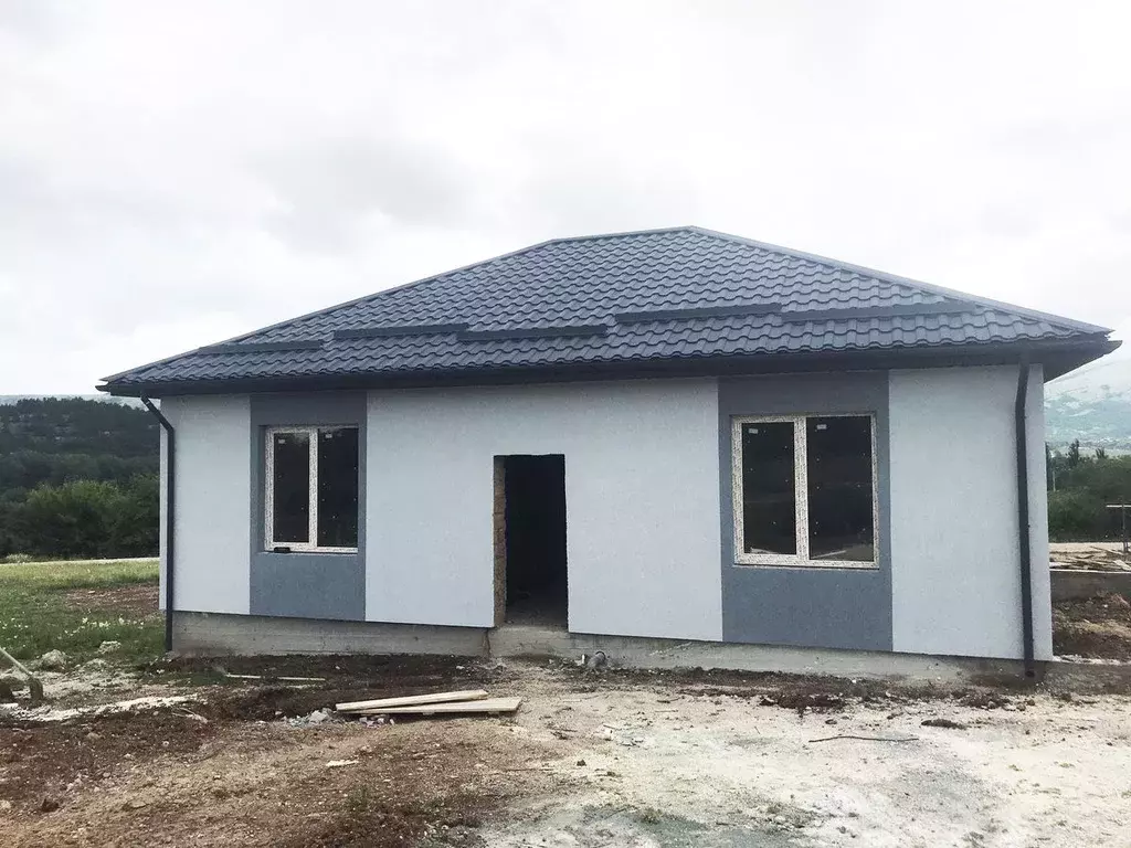 Дом в Крым, Симферопольский район, Добровское с/пос, с. Заречное ул. ... - Фото 1