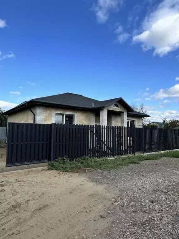 Дом в Саратовская область, Энгельс ул. Прибрежная (93 м) - Фото 1