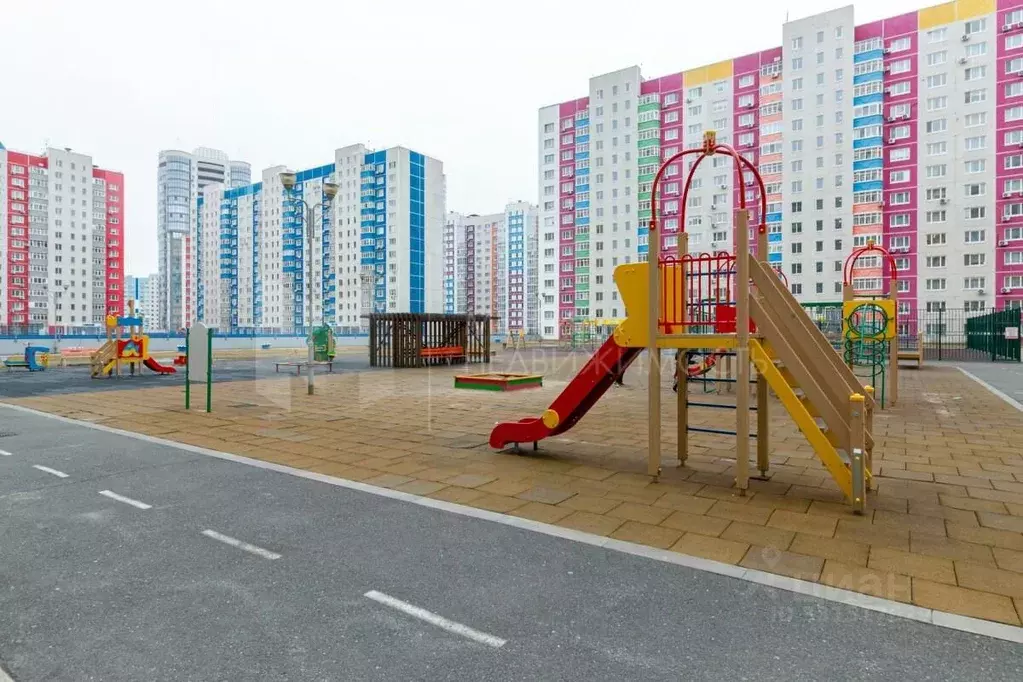 3-к кв. Тюменская область, Тюмень ул. Федюнинского, 60 (86.9 м) - Фото 1