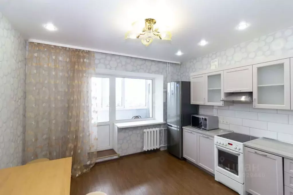 2-к кв. Тюменская область, Тюмень Молодежная ул., 28 (68.6 м) - Фото 0