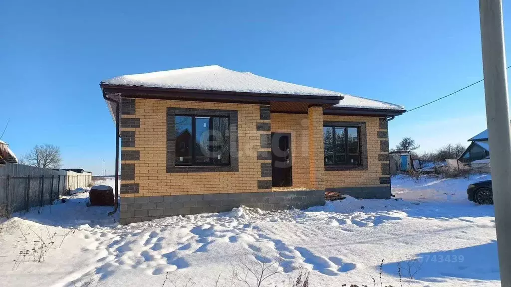 Дом в Белгородская область, Корочанский район, Мелиховское с/пос, с. ... - Фото 1