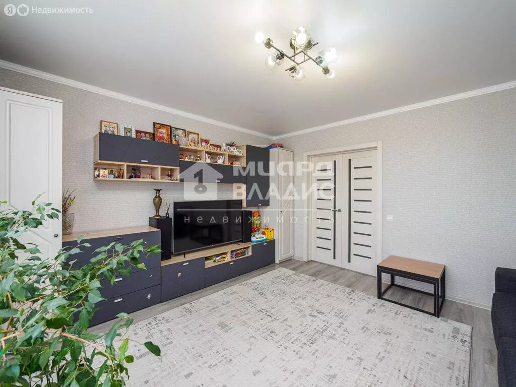3-комнатная квартира: Омск, улица Арнольда Нейбута, 96 (81.5 м) - Фото 1