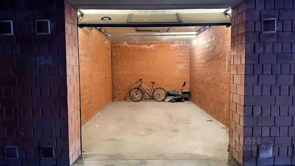 Гараж в Омская область, Омск просп. Комарова, 16к1 (22 м) - Фото 1