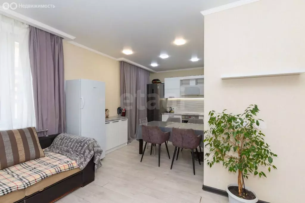 2-комнатная квартира: Тюмень, улица Тимофея Чаркова, 79 (74.9 м) - Фото 1