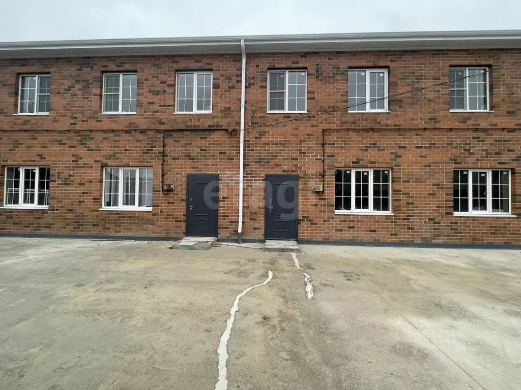 Таунхаус в Калмыкия, Элиста пер. Гермашева, 1 (100 м) - Фото 1