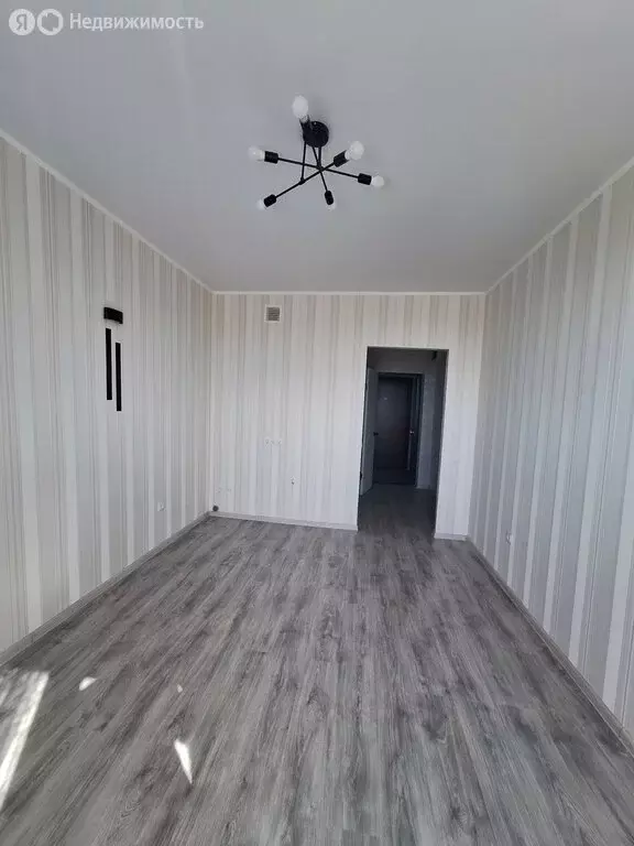 Квартира-студия: посёлок Российский, улица имени В.М. Комарова, 21Б ... - Фото 1