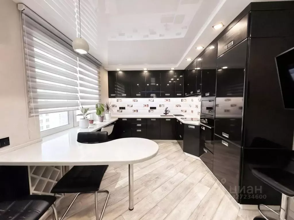 1-к кв. Тюменская область, Тюмень проезд Тихий, 4 (56.4 м) - Фото 1