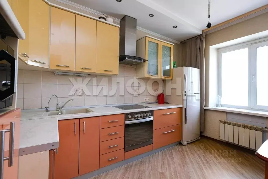 3-к кв. Новосибирская область, Новосибирск ул. Кошурникова, 8 (90.0 м) - Фото 0