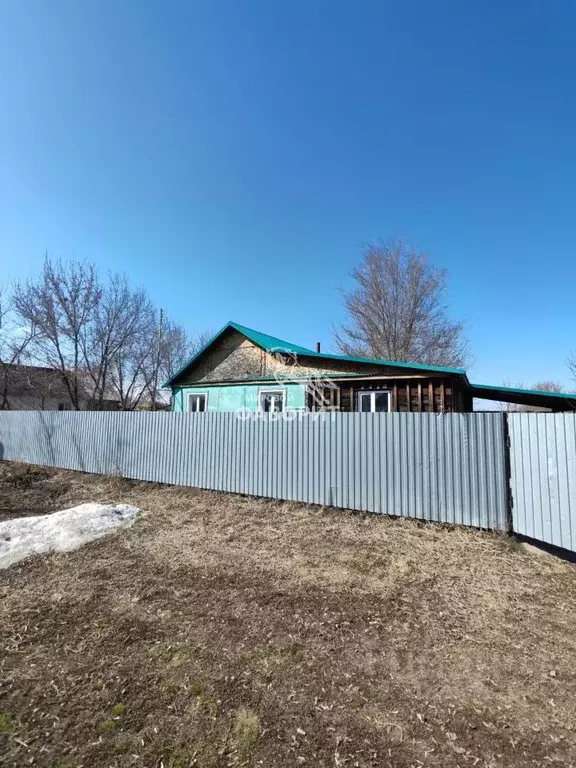 Дом в Оренбургская область, Беляевский район, Крючковский сельсовет, ... - Фото 0