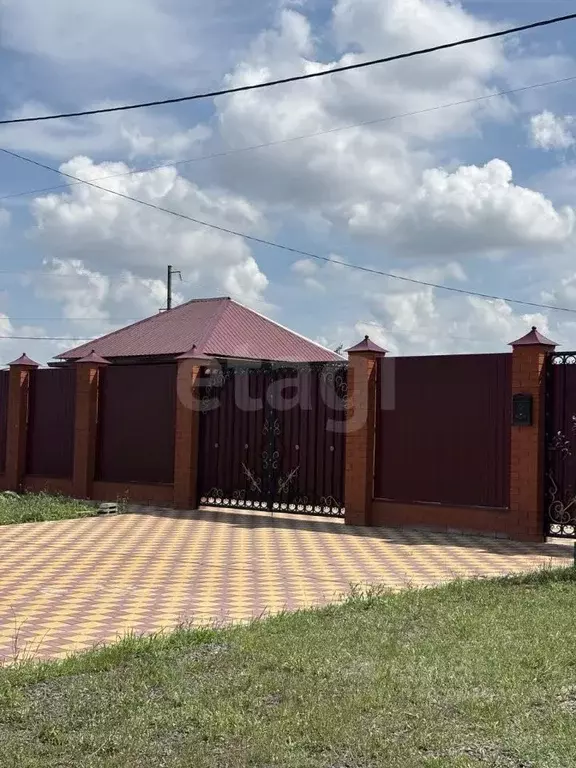 Дом в Белгородская область, Корочанский район, Бехтеевское с/пос, с. ... - Фото 1