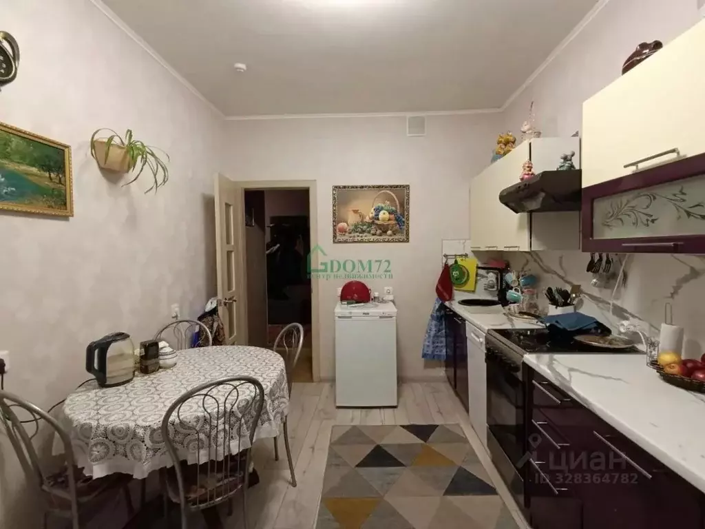 2-к кв. Тюменская область, Тобольск 15-й мкр, 30 (57.7 м) - Фото 2