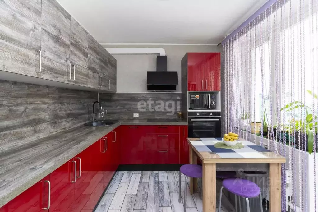 3-к кв. Тюменская область, Тюмень ул. Павла Шарова, 5 (56.1 м) - Фото 1