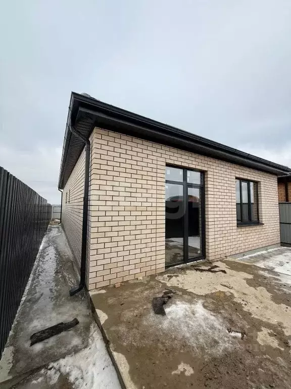 Дом в Калмыкия, Элиста ул. Шебенеры, 12 (100 м) - Фото 1