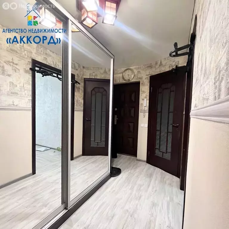 3-комнатная квартира: Барнаул, улица Эмилии Алексеевой, 76 (59.9 м) - Фото 1