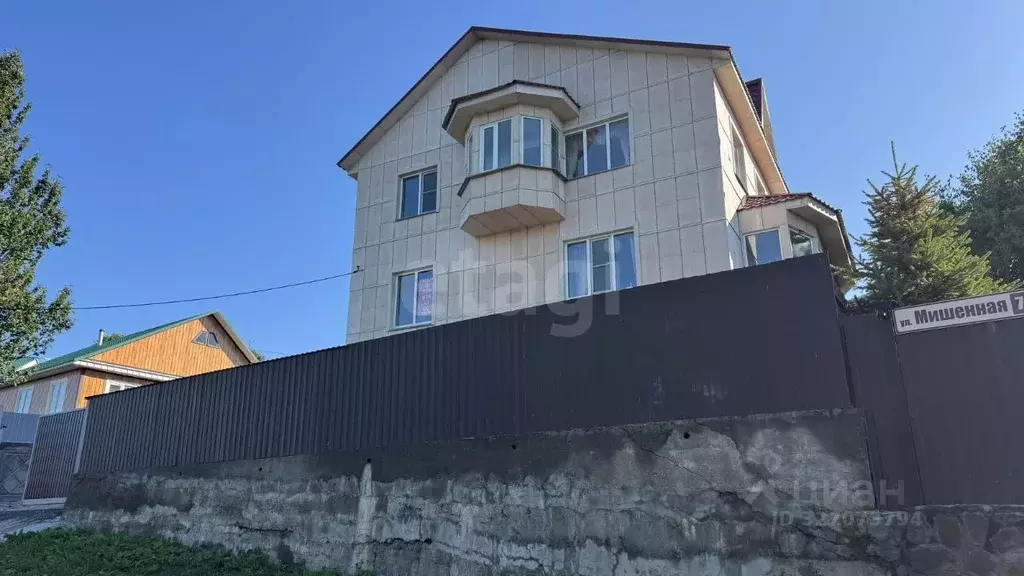 Дом в Камчатский край, Петропавловск-Камчатский Мишенная ул., 80 (300 ... - Фото 1