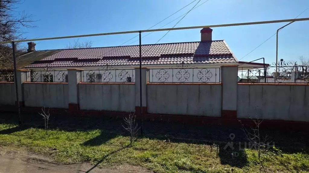 Дом в Крым, Черноморский район, Медведевское с/пос, с. Медведево ул. ... - Фото 1