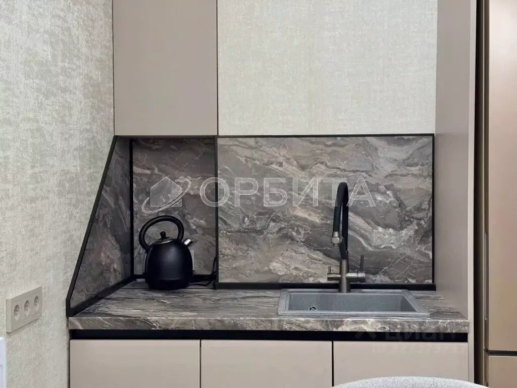 1-к кв. Тюменская область, Тюмень ул. Сергея Свиридова, 5 (36.2 м) - Фото 2