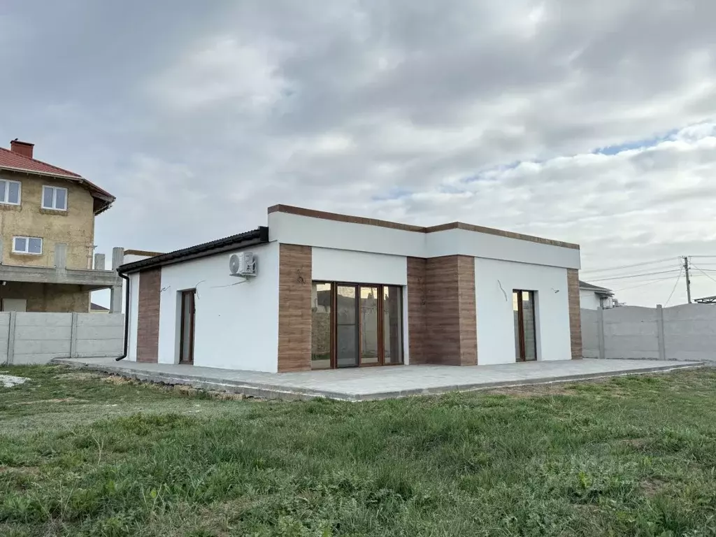 Дом в Крым, Евпатория городской округ, Заозерное пгт ул. Тенистая, 24 ... - Фото 1