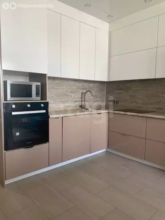 3-комнатная квартира: Тюмень, улица Мельникайте, 144А (80 м) - Фото 1