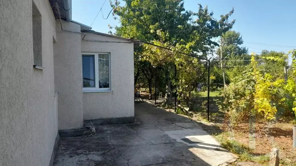 Дом в Крым, Черноморский район, Медведевское с/пос, с. Медведево ул. ... - Фото 1