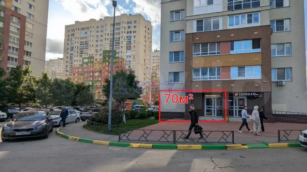 Аренда торговые 70м, окна, вход, трафик, ЖК Цветы - Фото 0
