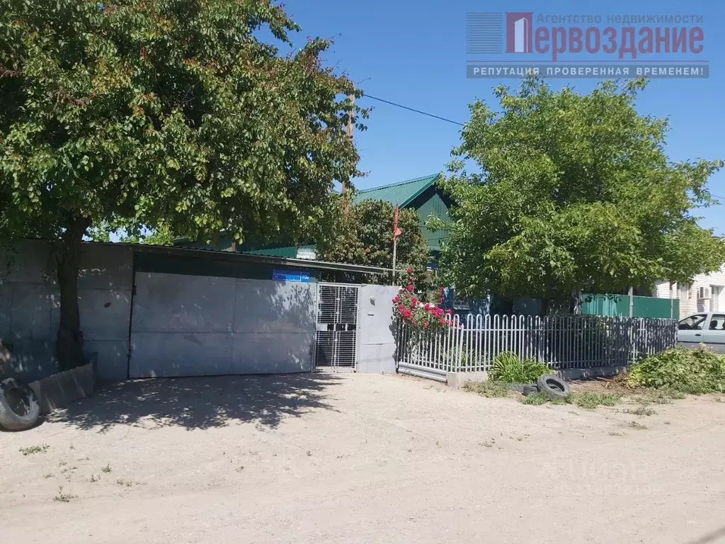 Дом в Астраханская область, Астрахань ул. 4-я Железнодорожная, 10 (53 ... - Фото 1