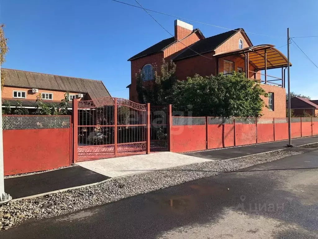 Дом в Ростовская область, пос. Целина ул. Березовая (240 м) - Фото 1