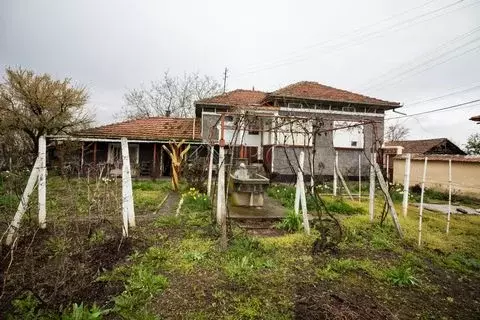 Дом с двумя спальнями в красивой деревне недалеко от Плевена, Болгария - Фото 0