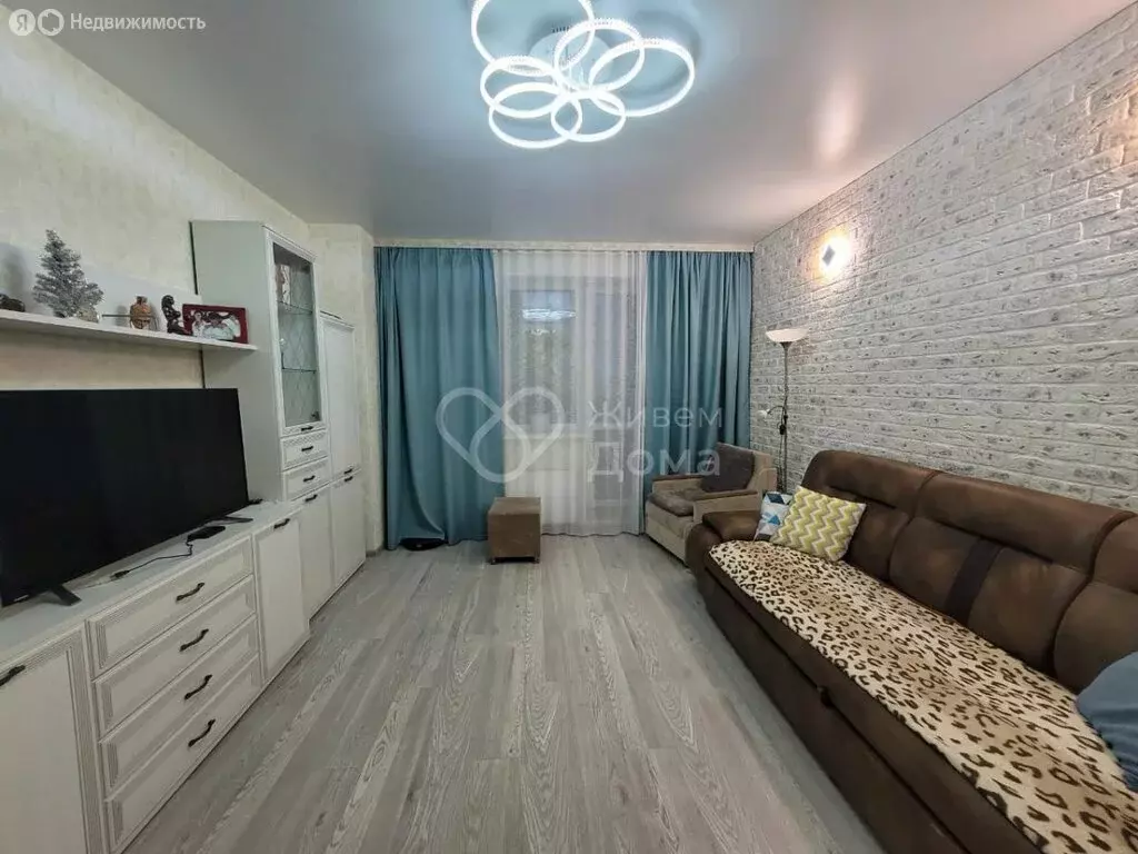 2-комнатная квартира: Волгоград, улица Расула Гамзатова, 11 (68 м) - Фото 0